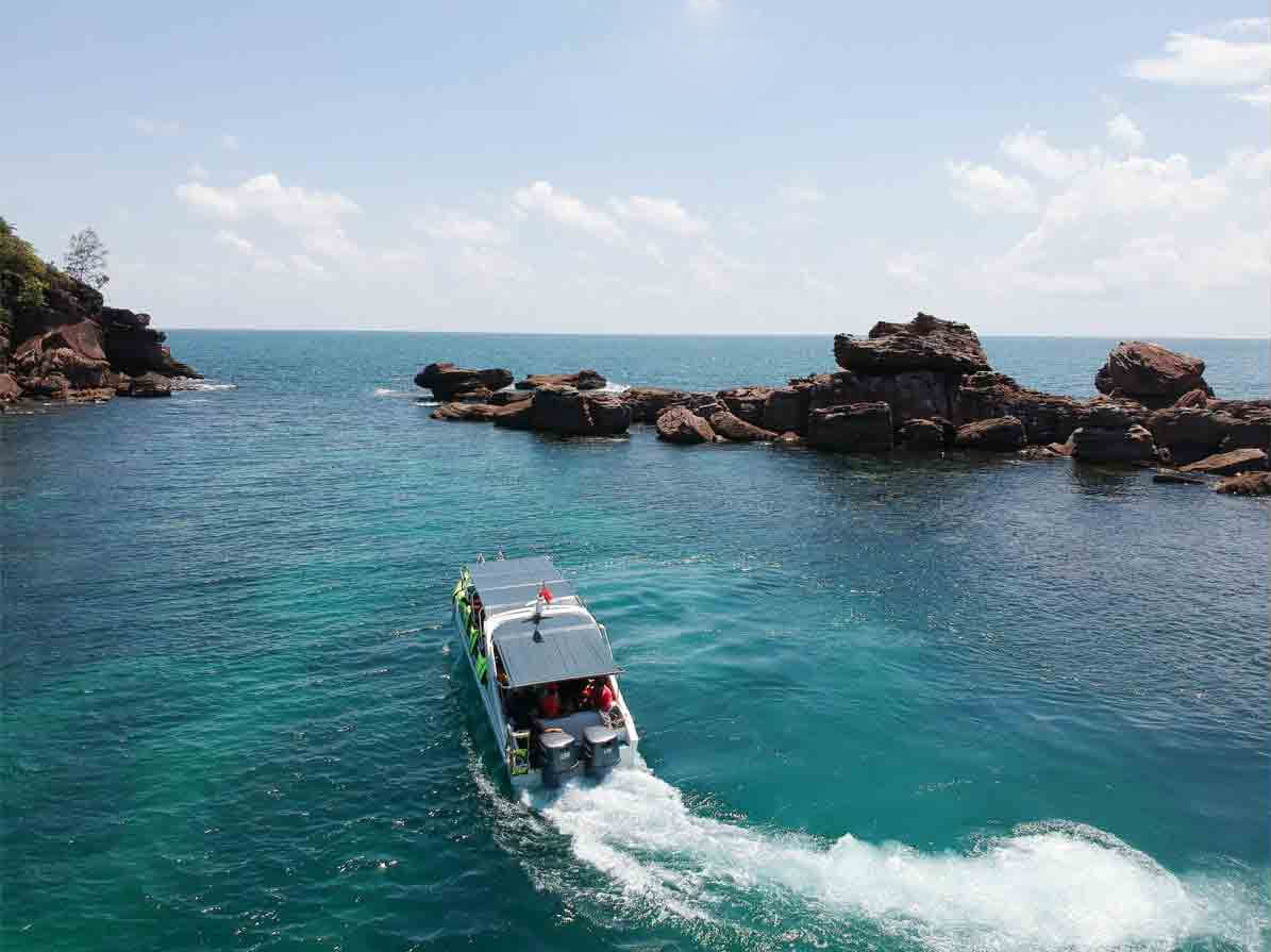 Du khách trải nghiệm cano cao tốc lướt sóng biển Phú Quốc
